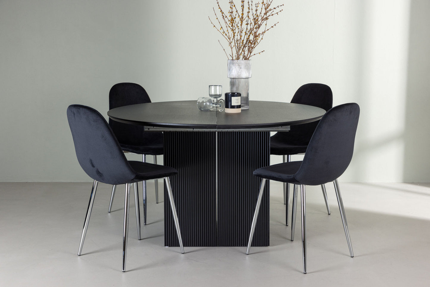 Matilda spisebord φ130 - sort / sort MDF med finer +polær spisestol - sort fløjl / krom _4