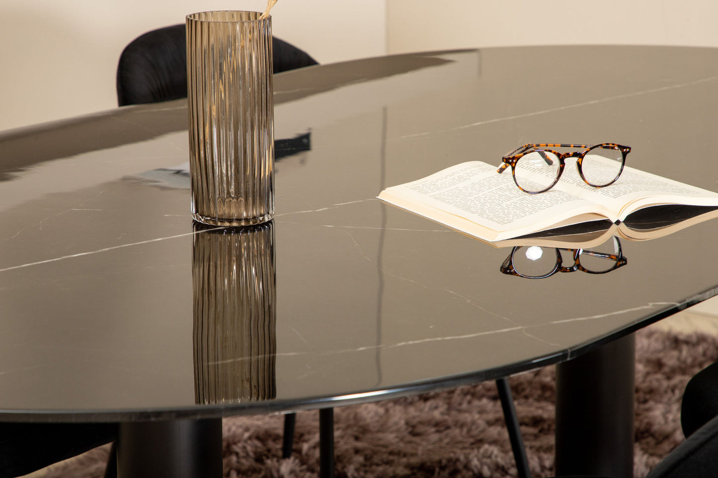 Pillan - Ovalt spisebord, Sort glas Marmor+Wrikles Spisebordsstol , Sorte ben, Sort velour
