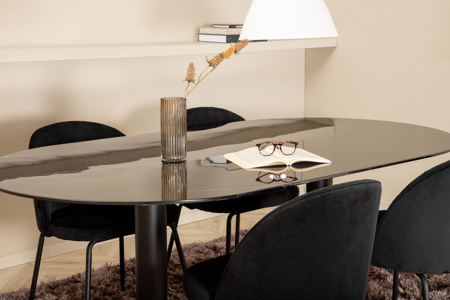 Pillan - Ovalt spisebord, Sort glas Marmor+Wrikles Spisebordsstol , Sorte ben, Sort velour