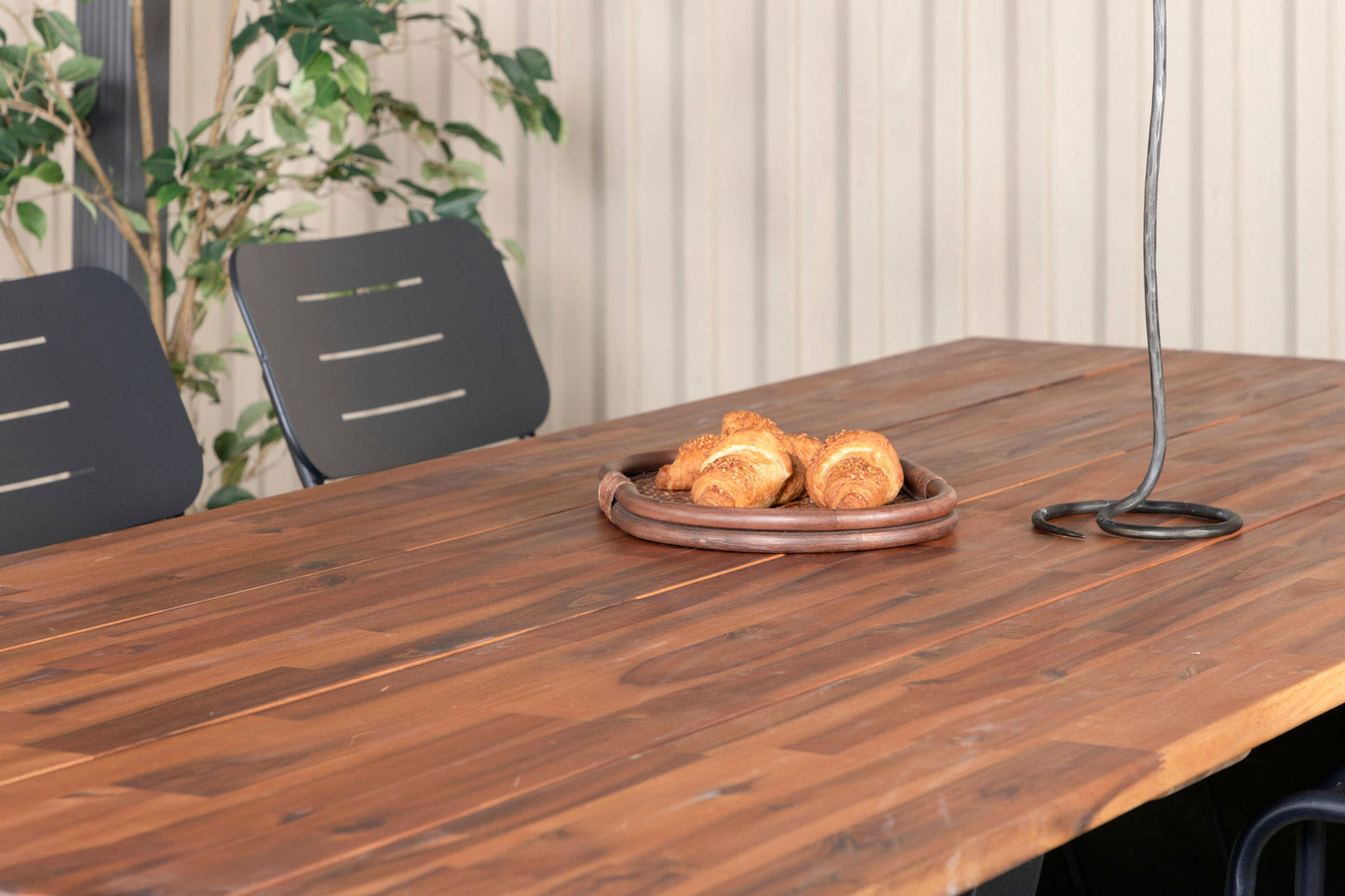 Doory - Spisebord, sort stål / akacie top i teak look - 250*100cm+Nicke stol m. armlæn - Sort Stål