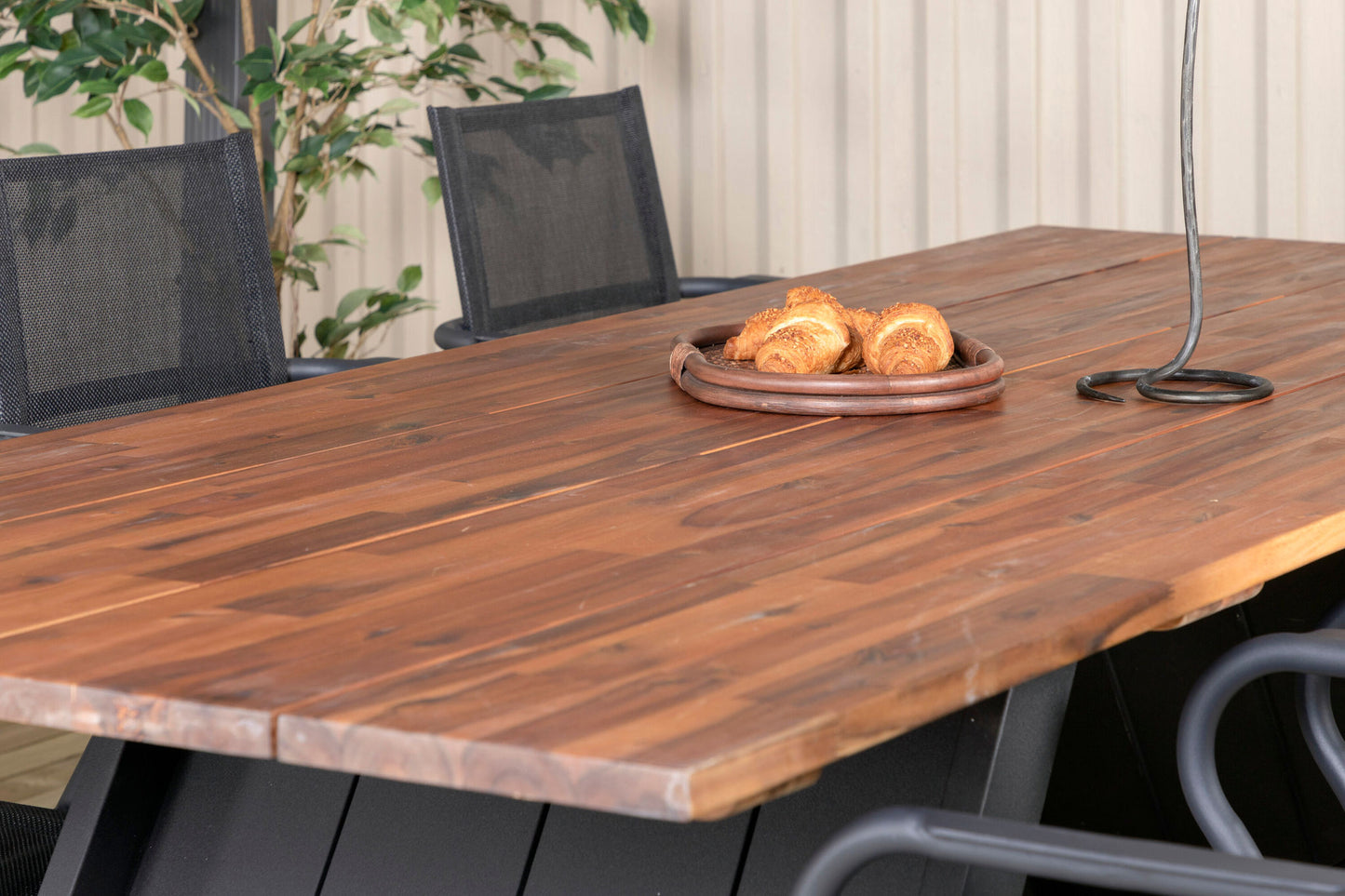 Doory - Spisebord, sort stål / akacie top i teak look - 250*100cm+Alia Spisebordsstol - Sort Alu / Sort Tekstil