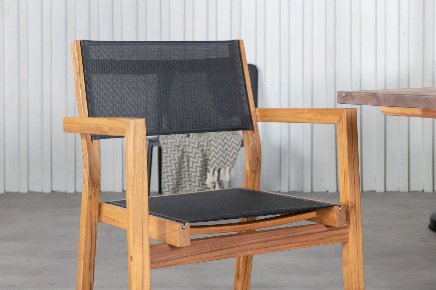 Doory - Spisebord, sort stål / akacie top i teak look - 250*100cm+Venice Stackingstol - Teak / Sort tekstil