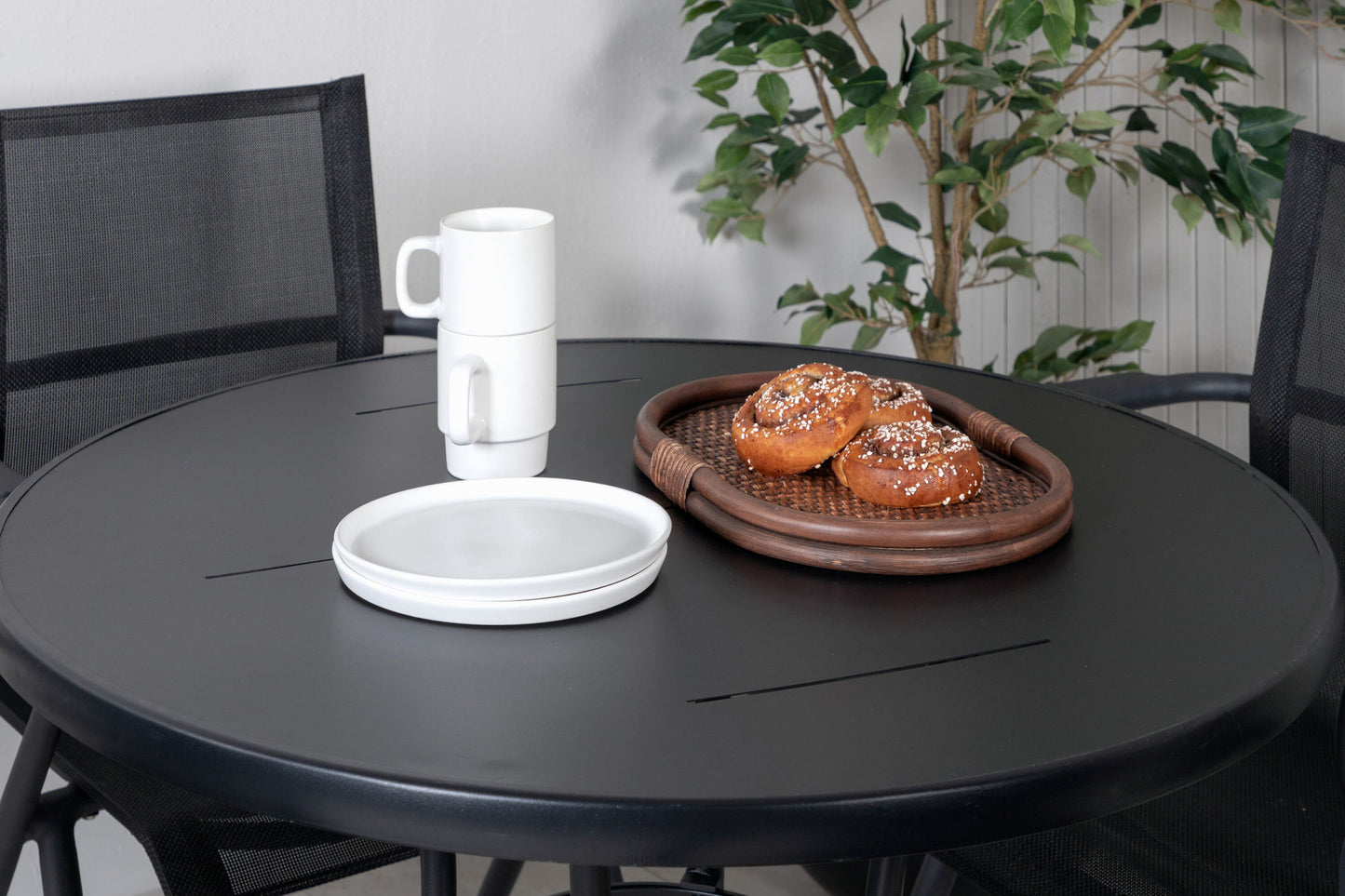 Nicke - Spisebord, Sort Stål - ø90cm+Alia Spisebordsstol - Sort Alu / Sort Tekstil
