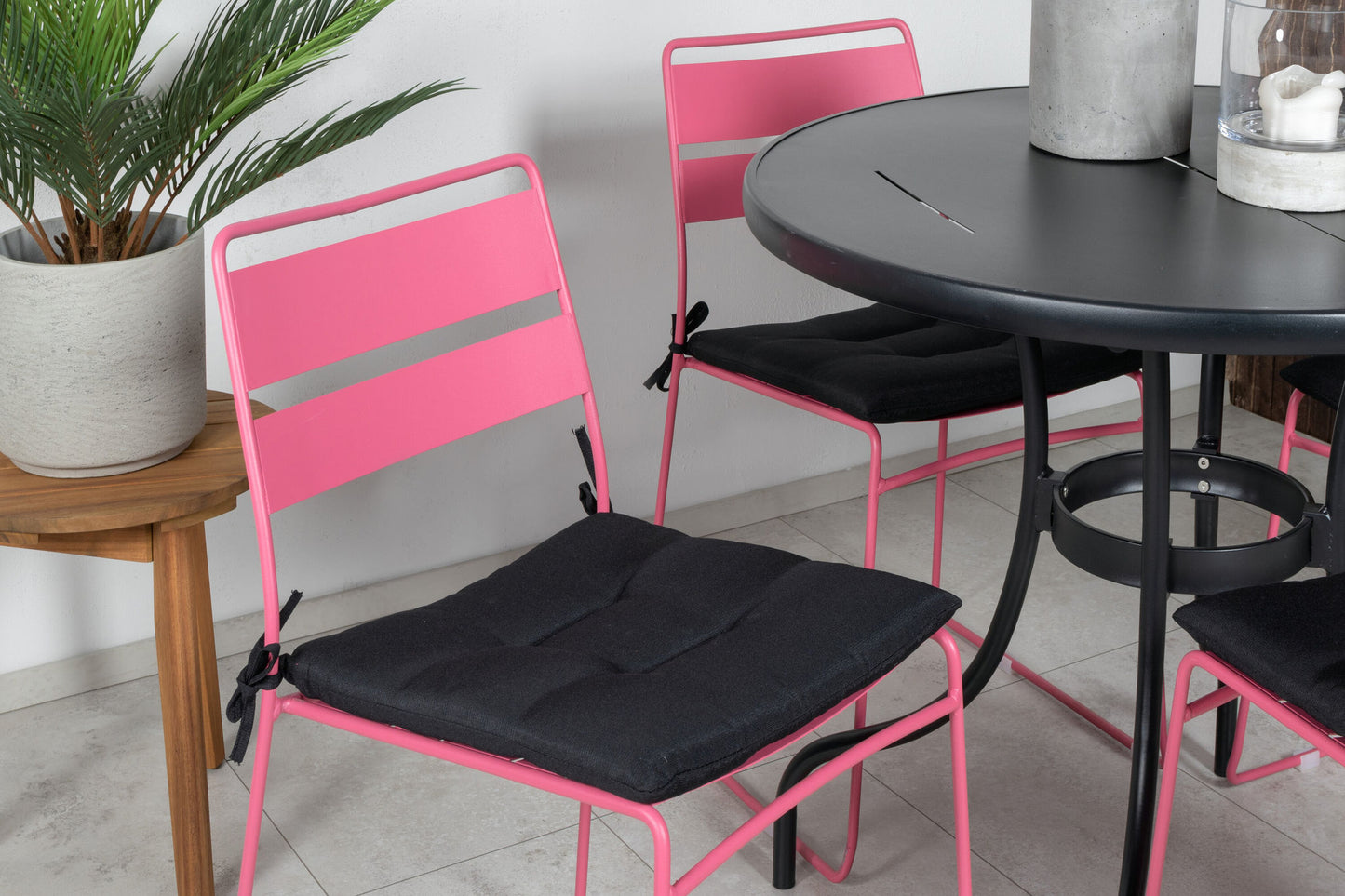 Nicke - Spisebord, Sort Stål - ø90cm+Lia Spisebordsstol - Pink