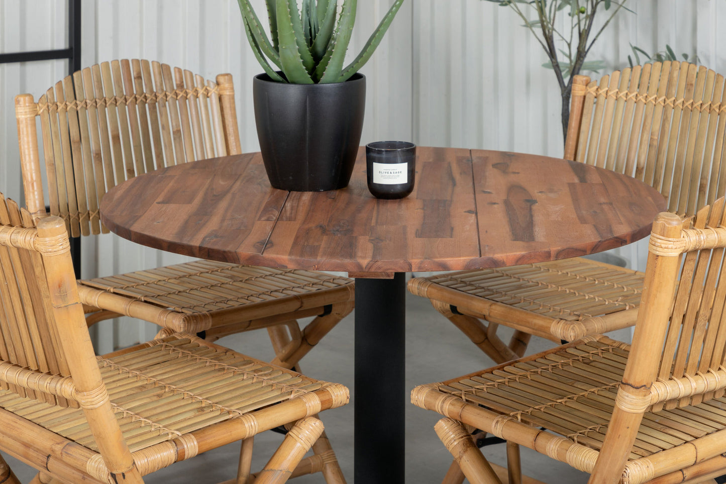 Cot - Spisebord, Sort stål / akacia (teaklook) - ø100cm+Cane Foldbar - Spisebordsstol, - Bambus / Grå hynde