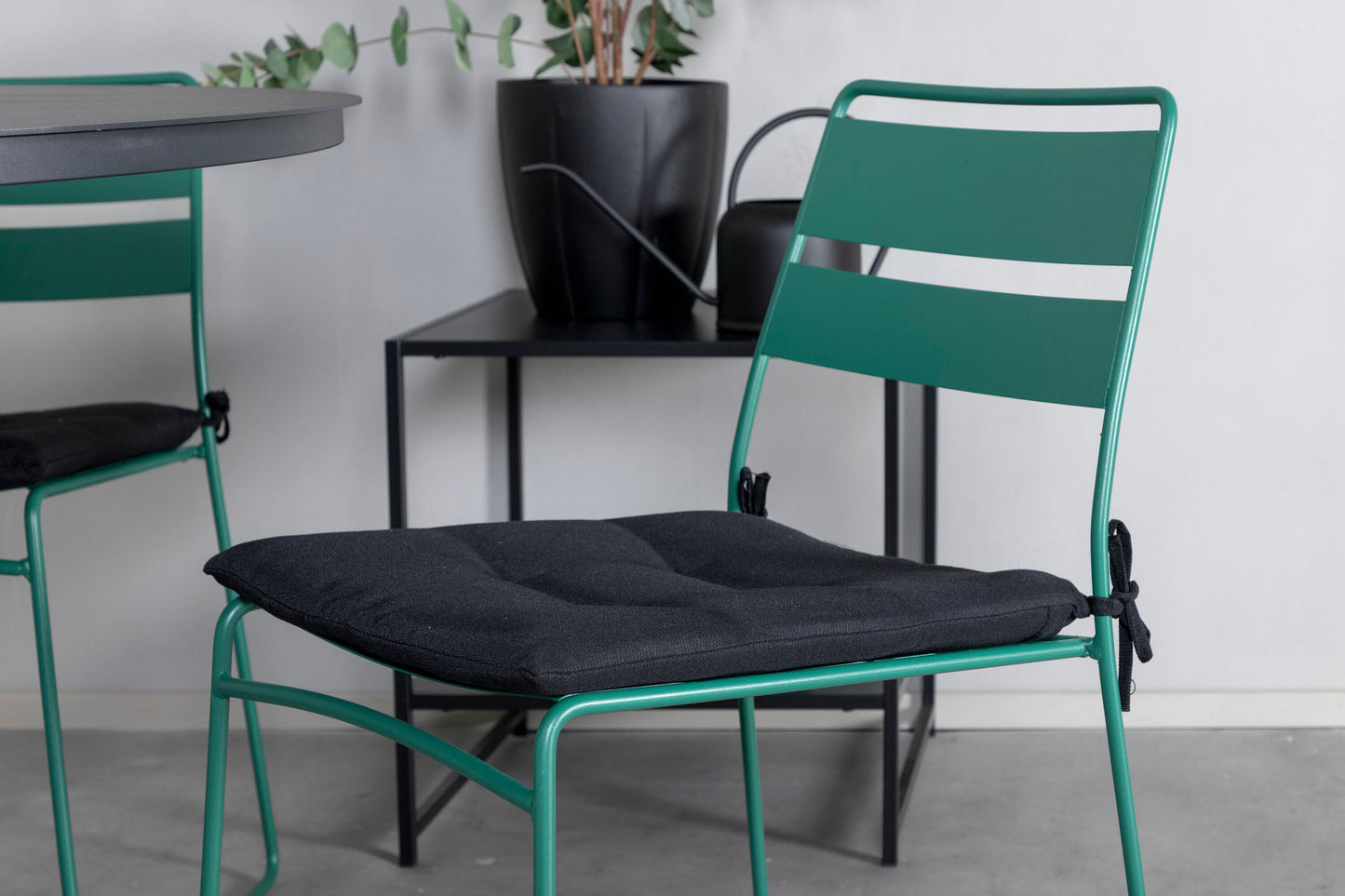 Alma - Spisebord, Sort Alu - ø120cm+Lia Spisebordsstol - Grøn