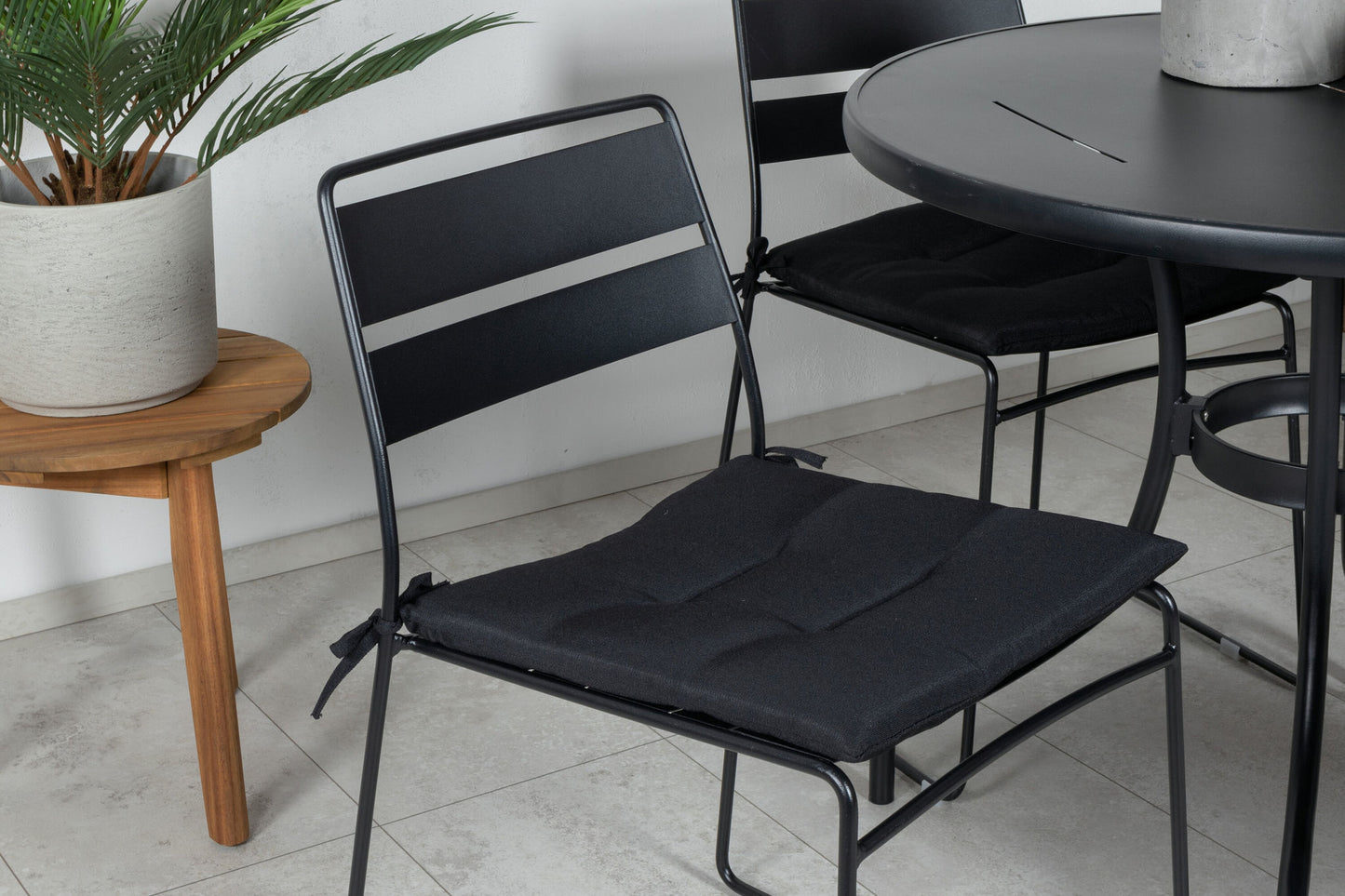 Nicke - Spisebord, Sort Stål - ø90cm+Lia Spisebordsstol - Sort