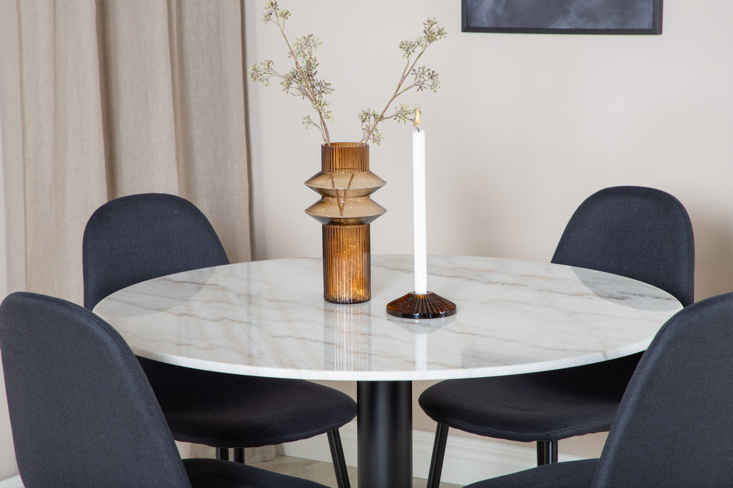 Estelle - Spisebord, rund 106cm Hvid marble / Sorte ben - Polar Spisebordsstol - Sorte ben - Sort Stof 4