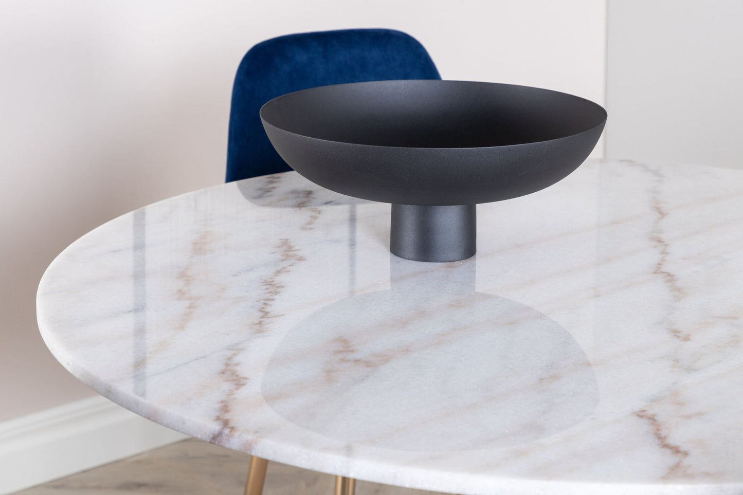 Estelle - Spisebord, rund 106cm Hvid marble / Sorte ben - Polar Stol - Blå velour / Mat messing ben 4