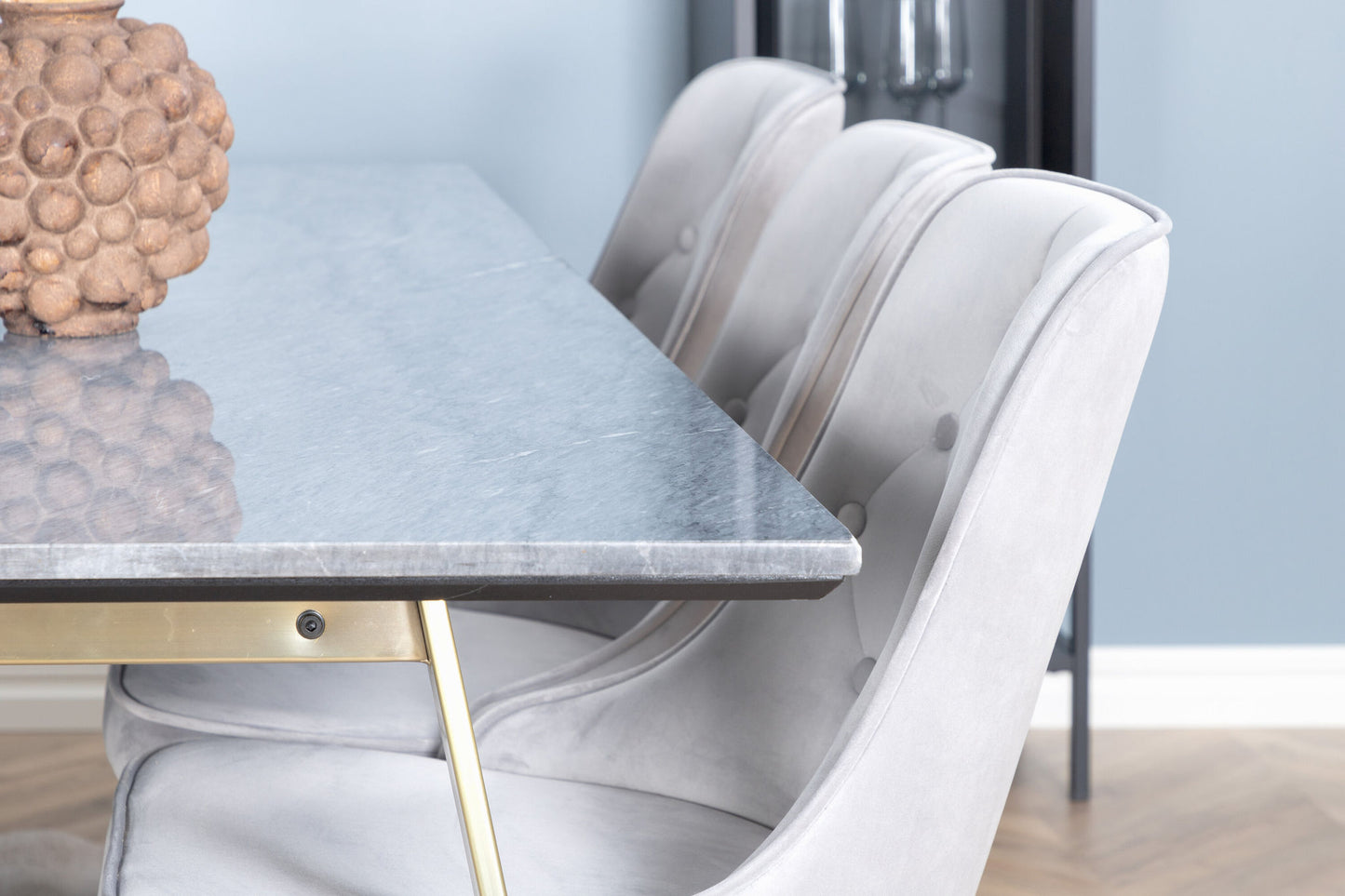 Estelle - Spisebord, 200*90 Grå Marmor / Mat Messing ben - velour Deluxe Spisebordsstol - Ben af børstet messig / Lysegrå velour