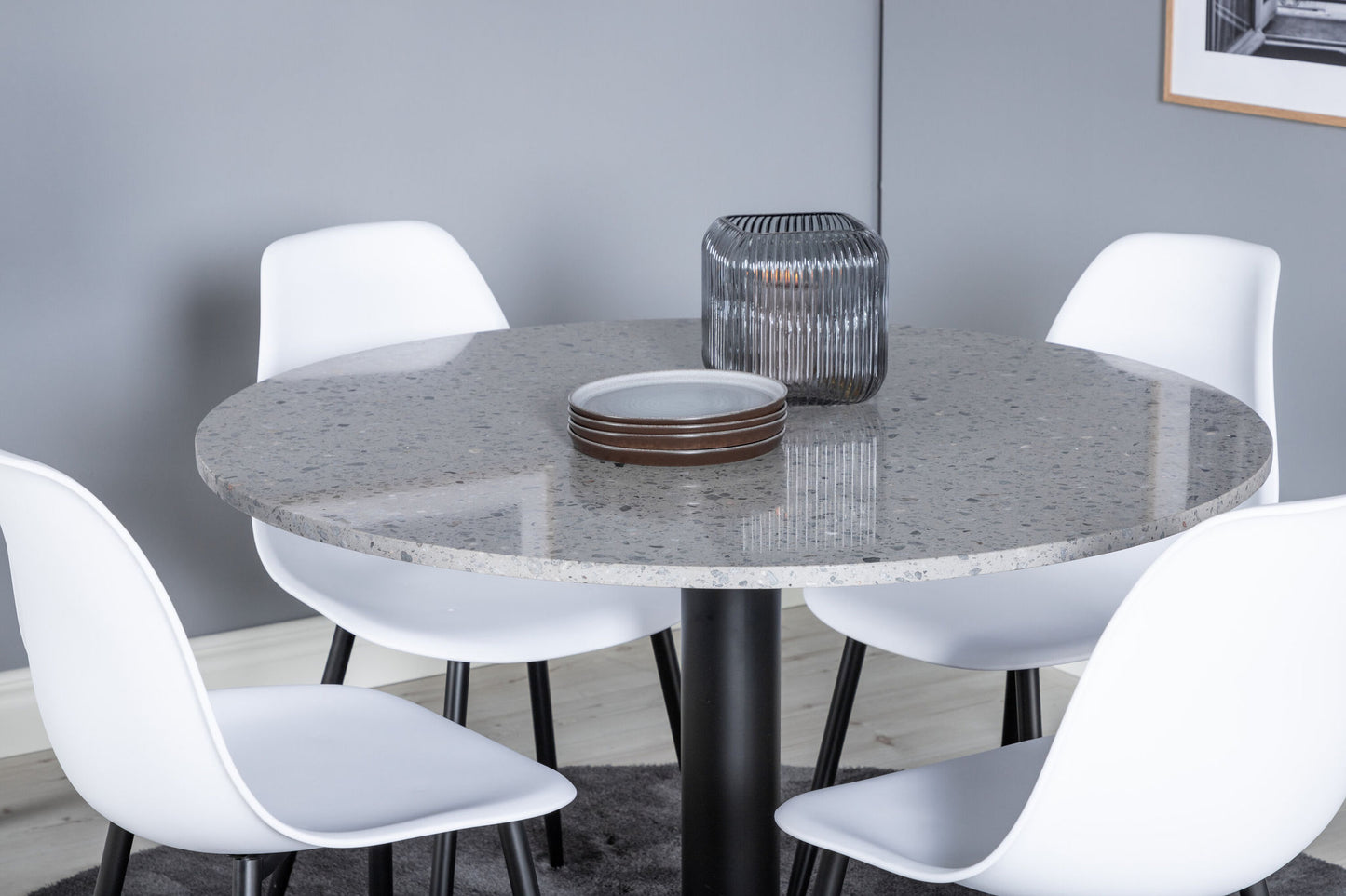Razzia - Spisebord, ø106cm - Grå / Sort+ Polar Plast Spisebordsstol - Sorte ben / Hvid Plast