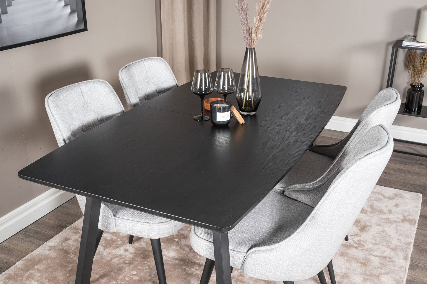 Inca - Bord med forlængelse - Sort top / sort ben+ velour Deluxe Spisebordsstol - Sorte ben - Lysegråt stof