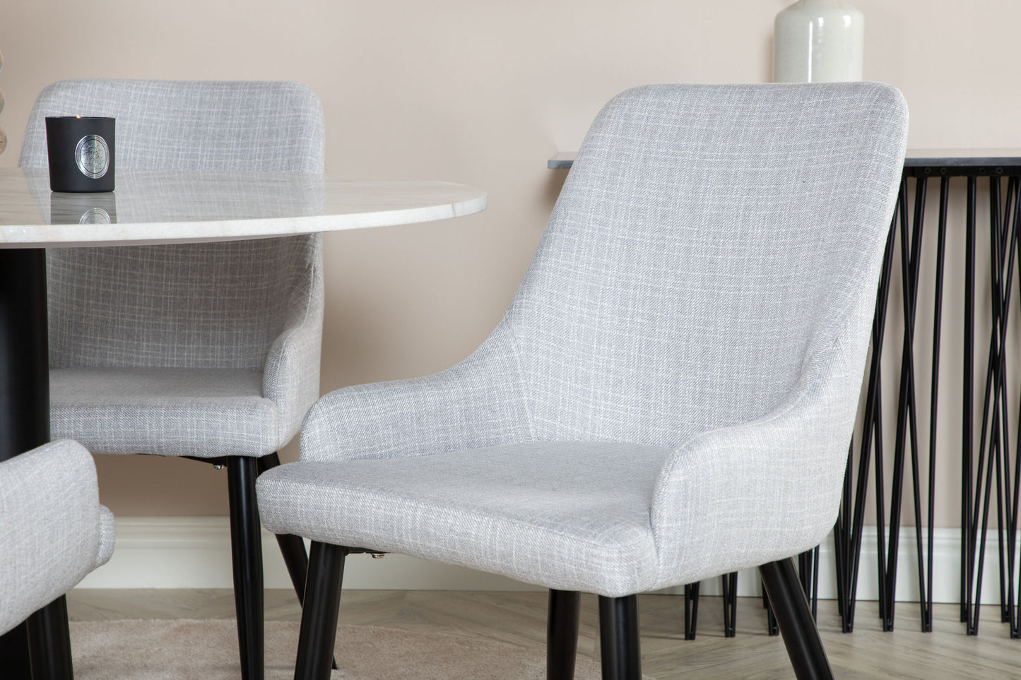 Estelle - Rundt spisebord, ø106 H75 - Hvid / Sort+ Plaza stol - Sorte ben - Lysegråt stof