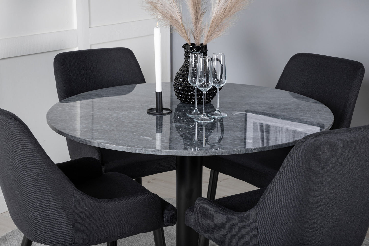 Estelle - Rundt spisebord, ø106 H75 - Sort+ Plaza Spisebordsstol - Sorte ben - Sort Stof