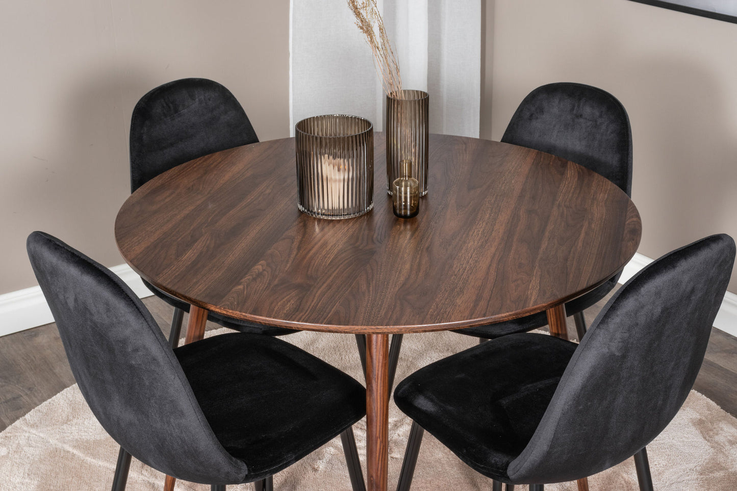 Plaza - Rundt spisebord 100 cm - Valnød top - Valnød ben+ Polar Spisebordsstol - Sorte ben / Sort velour