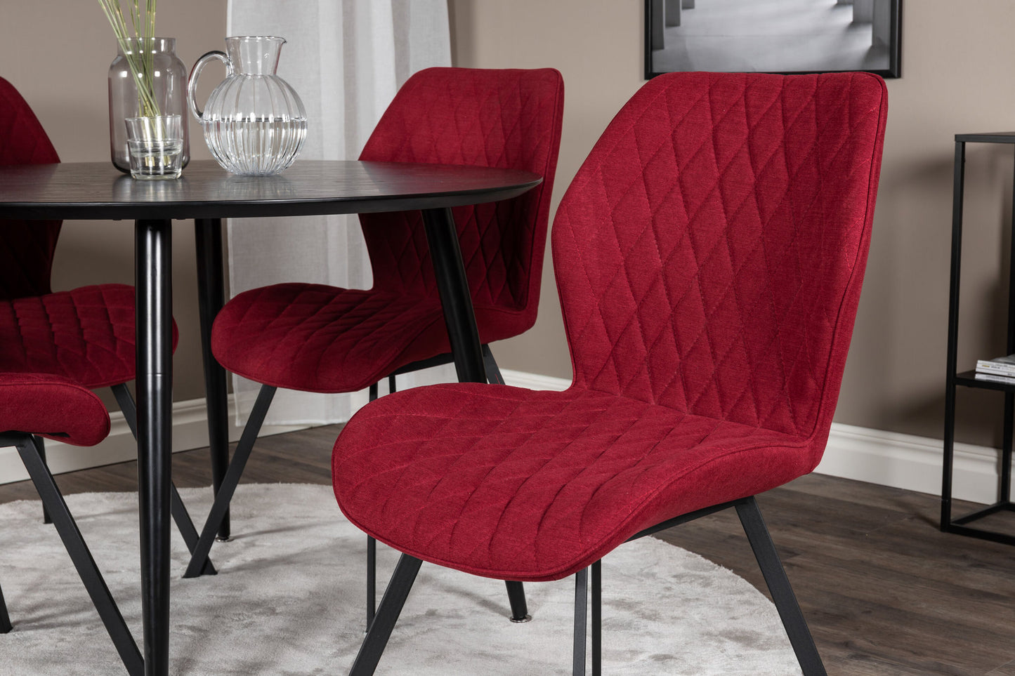 Dipp - Spisebord, 115cm - Sort finér / All sort ben +Gemma Spisebordsstol - Sorte ben - Rødt stof