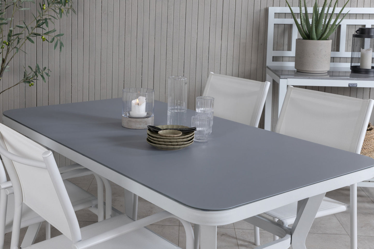 Virya - Spisebord, Hvid Alu / Grå glas - small table+ Santorini Stol m. armlæn (Stabelbar) - Hvid Alu / Hvid Tekstil