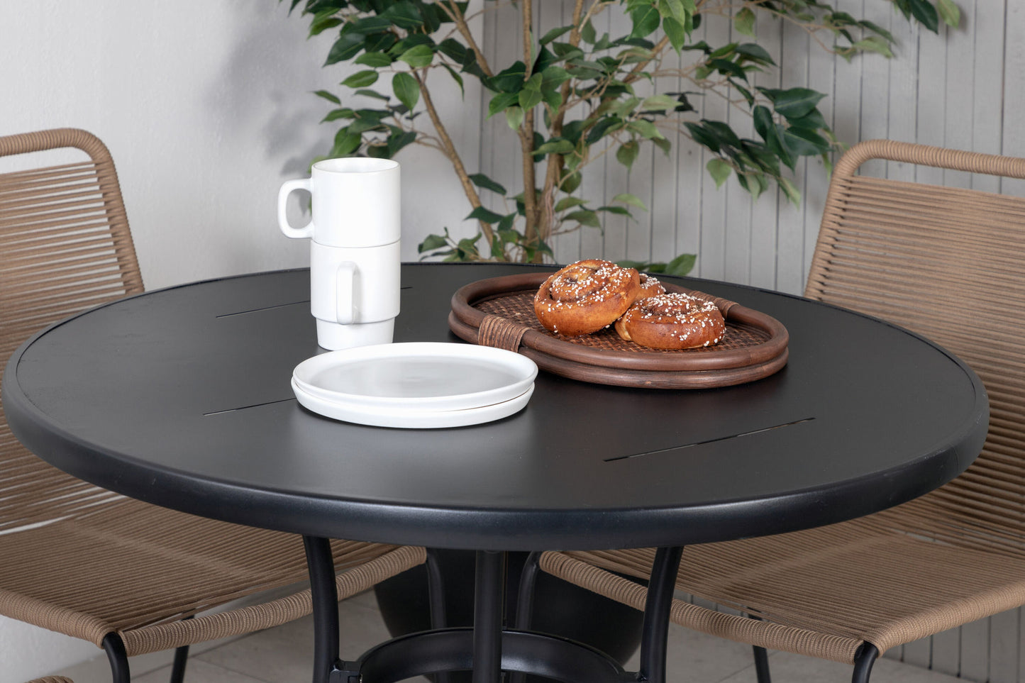 Nicke - Spisebord, Sort Stål - ø90cm+Lidos Stabelbar stol - Sort Alu / Latte Reb
