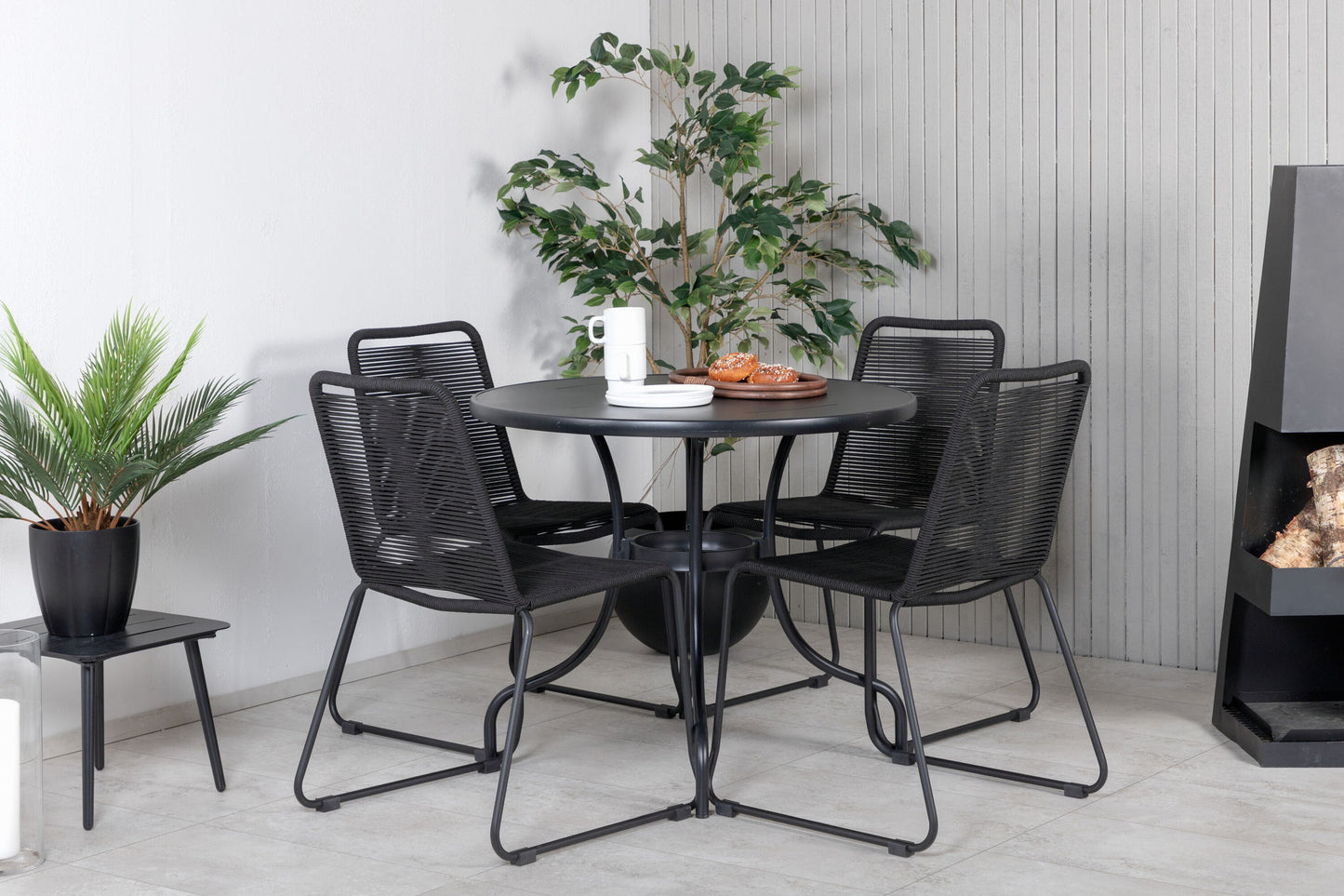 Nicke - Spisebord, Sort Stål - ø90cm+Lidos Stabelbar stol - Sort Alu / Sort Reb