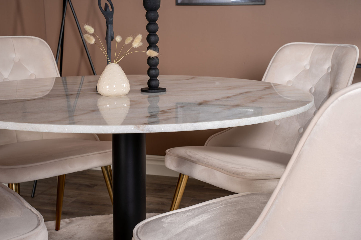 Estelle rundt Spisebord - Sort / Hvid marmor - ø106*H75+ velour Deluxe Spisebordsstol - Ben af børstet messig / Beige velour