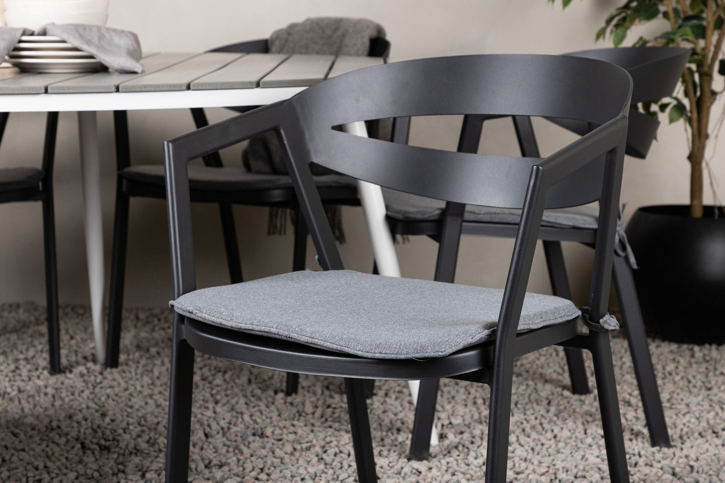 Break - Spisebord, Rundt - Hvid / Grå - Alu / Nonwood - 150ø Slit - Spisebordsstol inkl. hynde - Sort /Grå - Aluminium