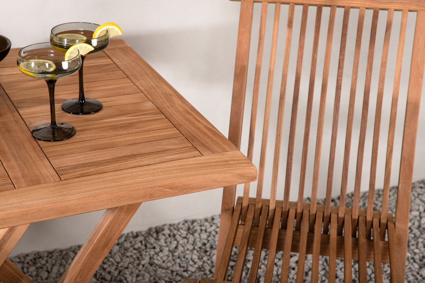 Kenya - Foldbart bord - Natur - Teak - 70*70cm + Kenya Foldbar Stol uden armlæn - Teak