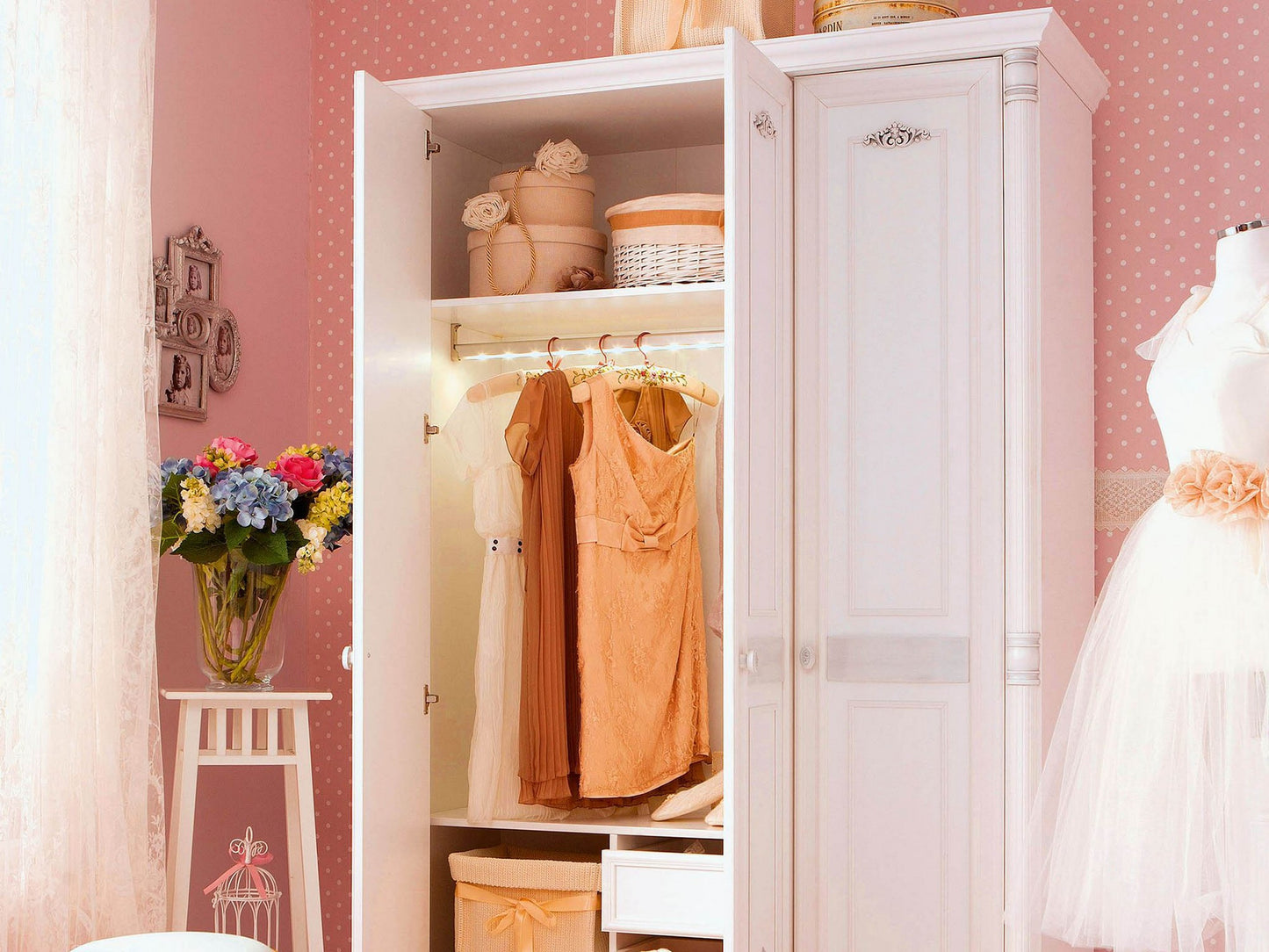Garderobe - Romantisk 3-dørs garderobeskab