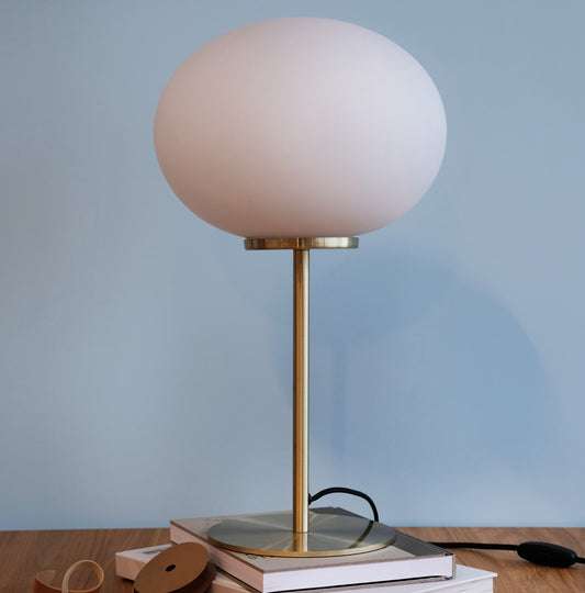 Larsen Dyberg | Drottning bordslampa i opal/mässing