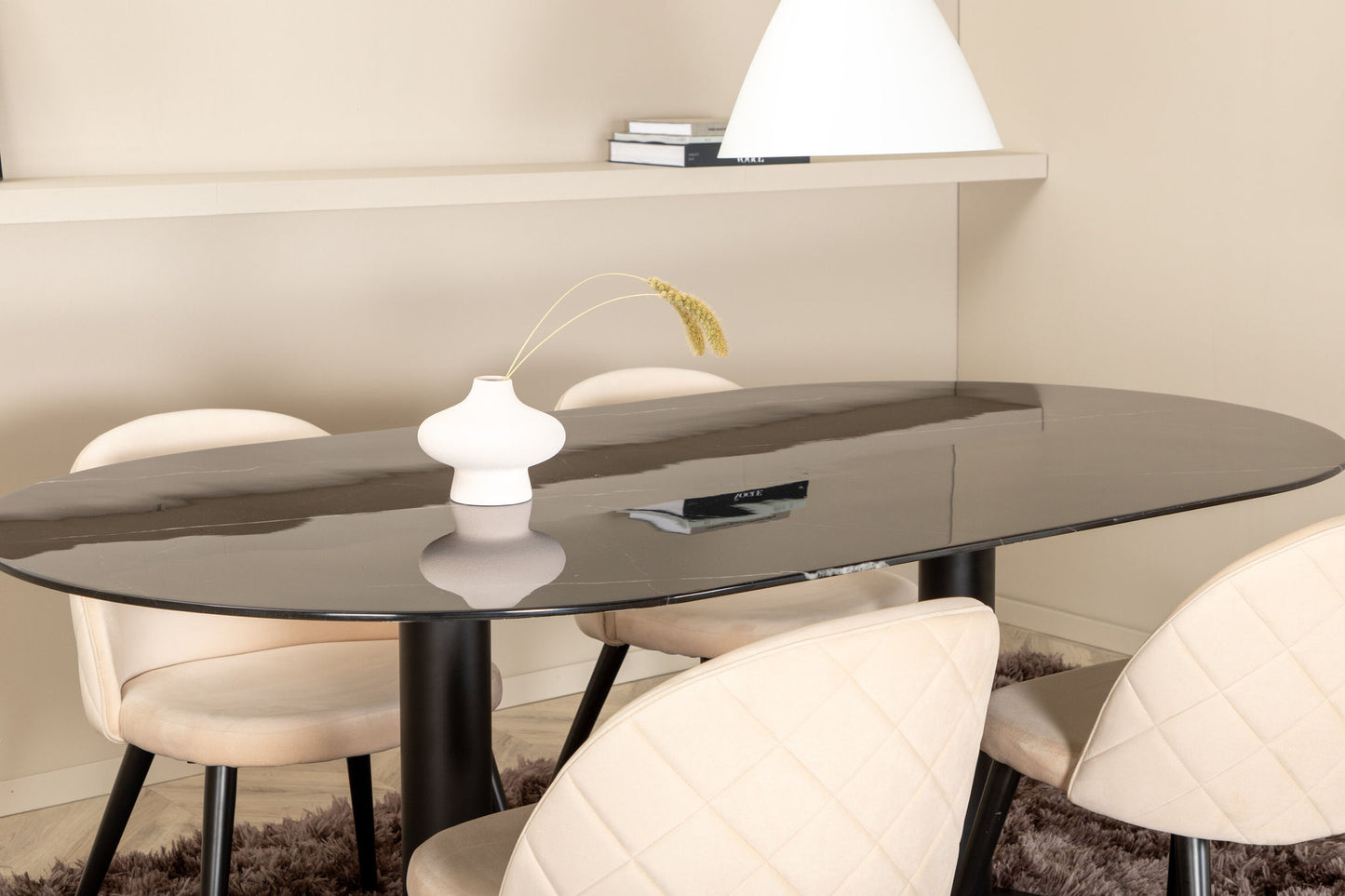 Pillan - Ovalt spisebord, Sort glas Marmor+ velour syninger Stol - Sort / Beige velour