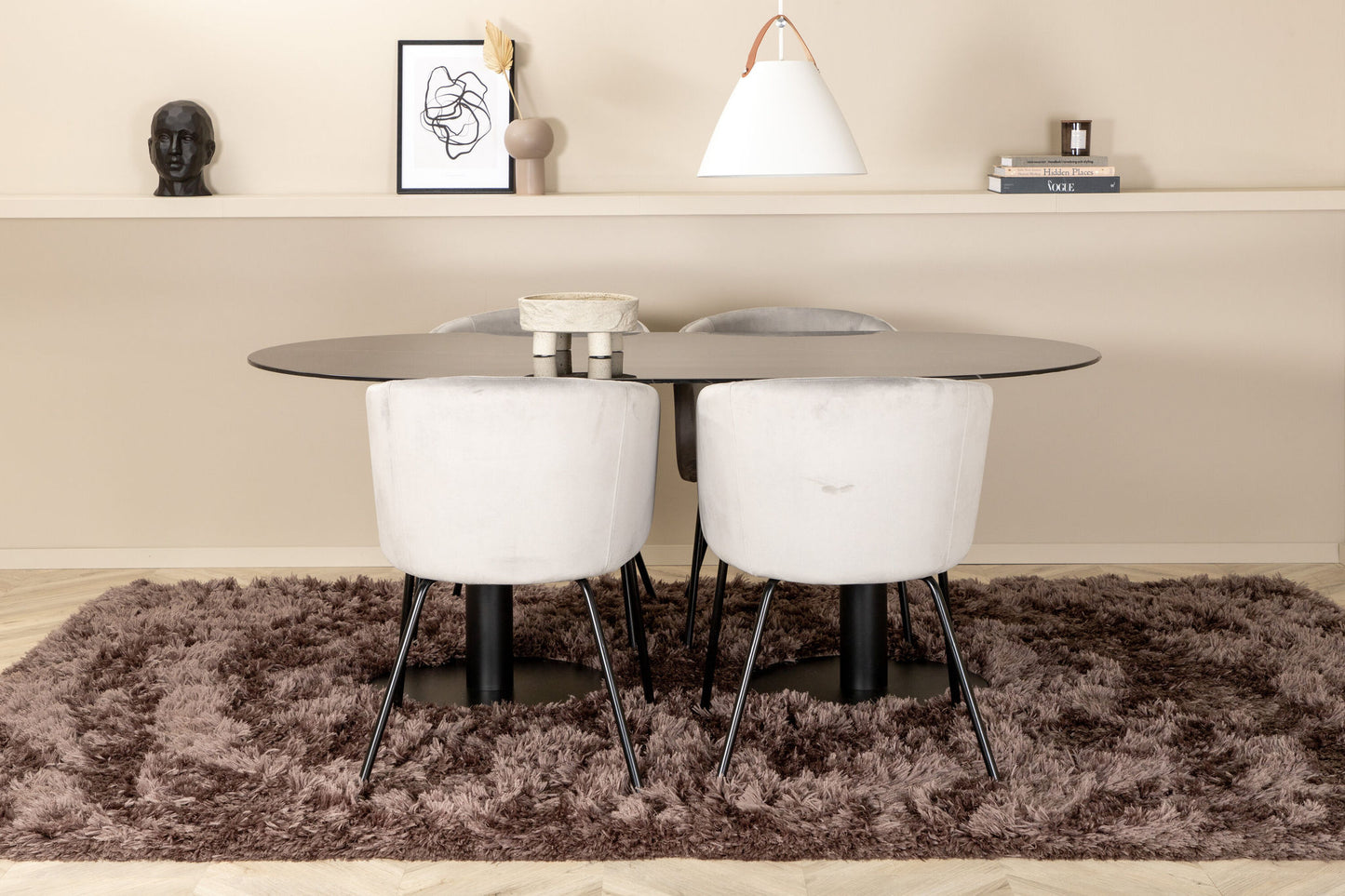 Pillan - Ovalt spisebord, Sort glas Marmor+Berit Stol, Sort Lysegrå velour