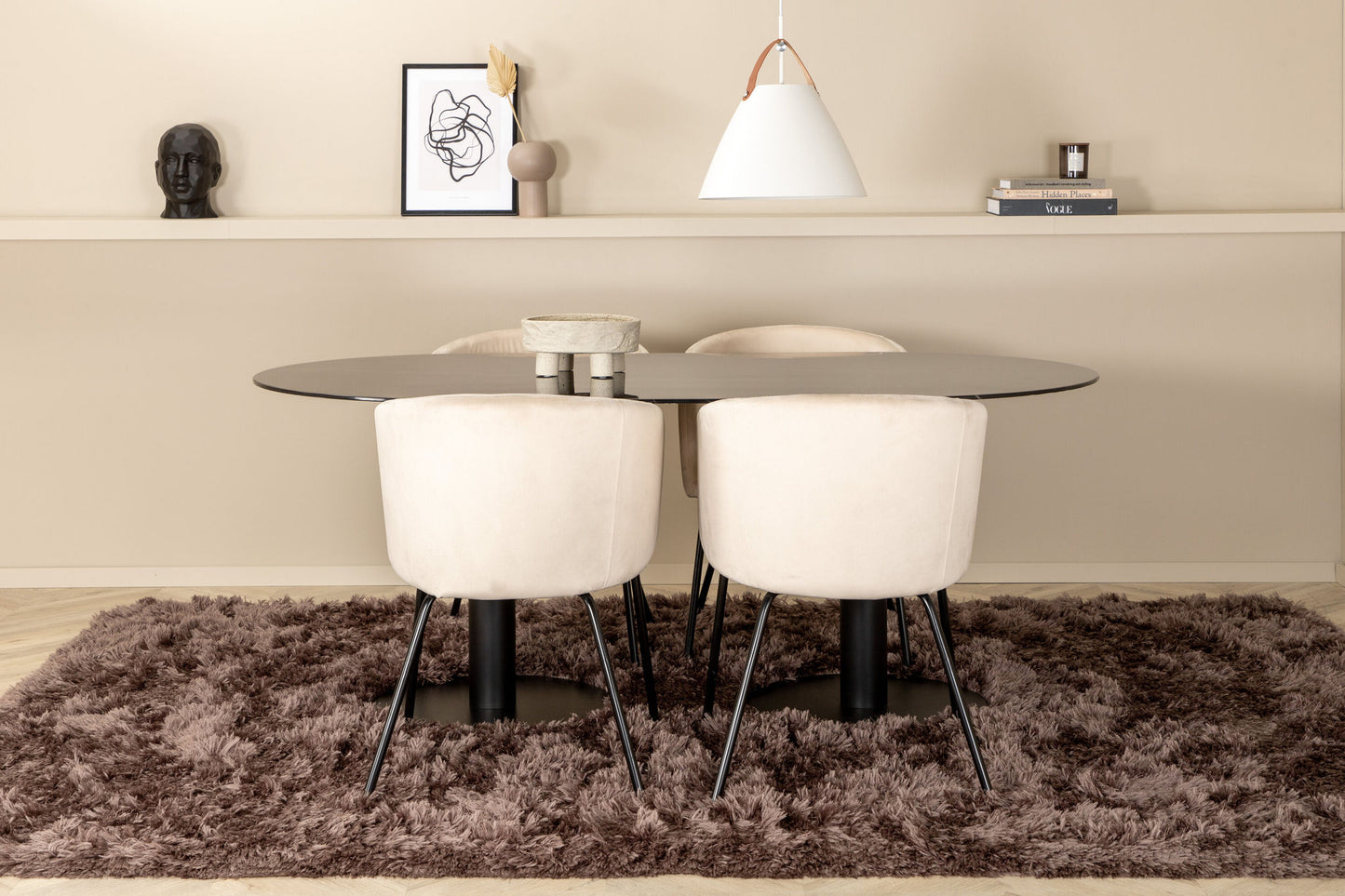 Pillan - Ovalt spisebord, Sort glas Marmor+Berit Stol, Sort Beige velour