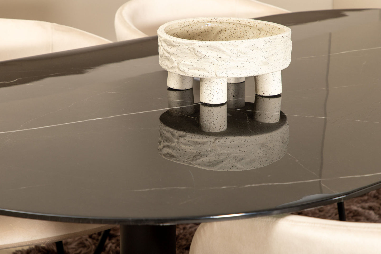 Pillan - Ovalt spisebord, Sort glas Marmor+Berit Stol, Sort Beige velour