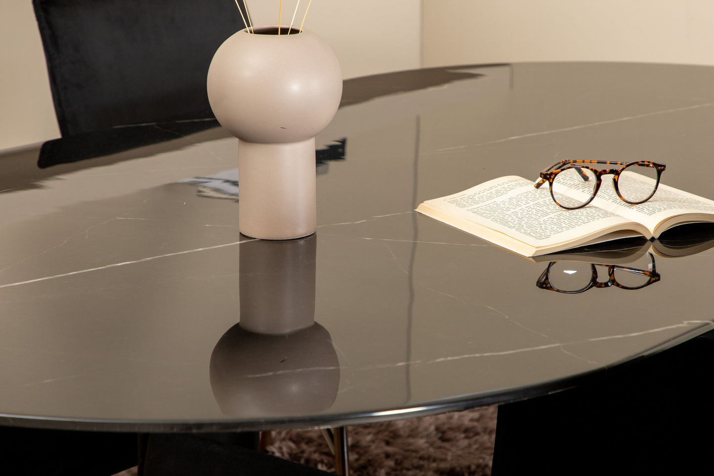Pillan - Ovalt spisebord, Sort glas Marmor+ Petra Stol, Distressed Kobber Sort velour