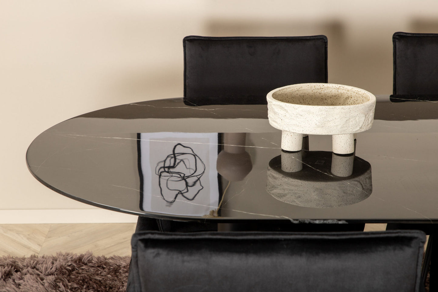 Pillan - Ovalt spisebord, Sort glas Marmor+ Petra Stol, Sort velour