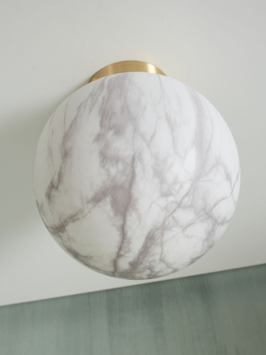 Det handlar om RoMi | Taklampa Carrara globe vit marmortryck/guld, L