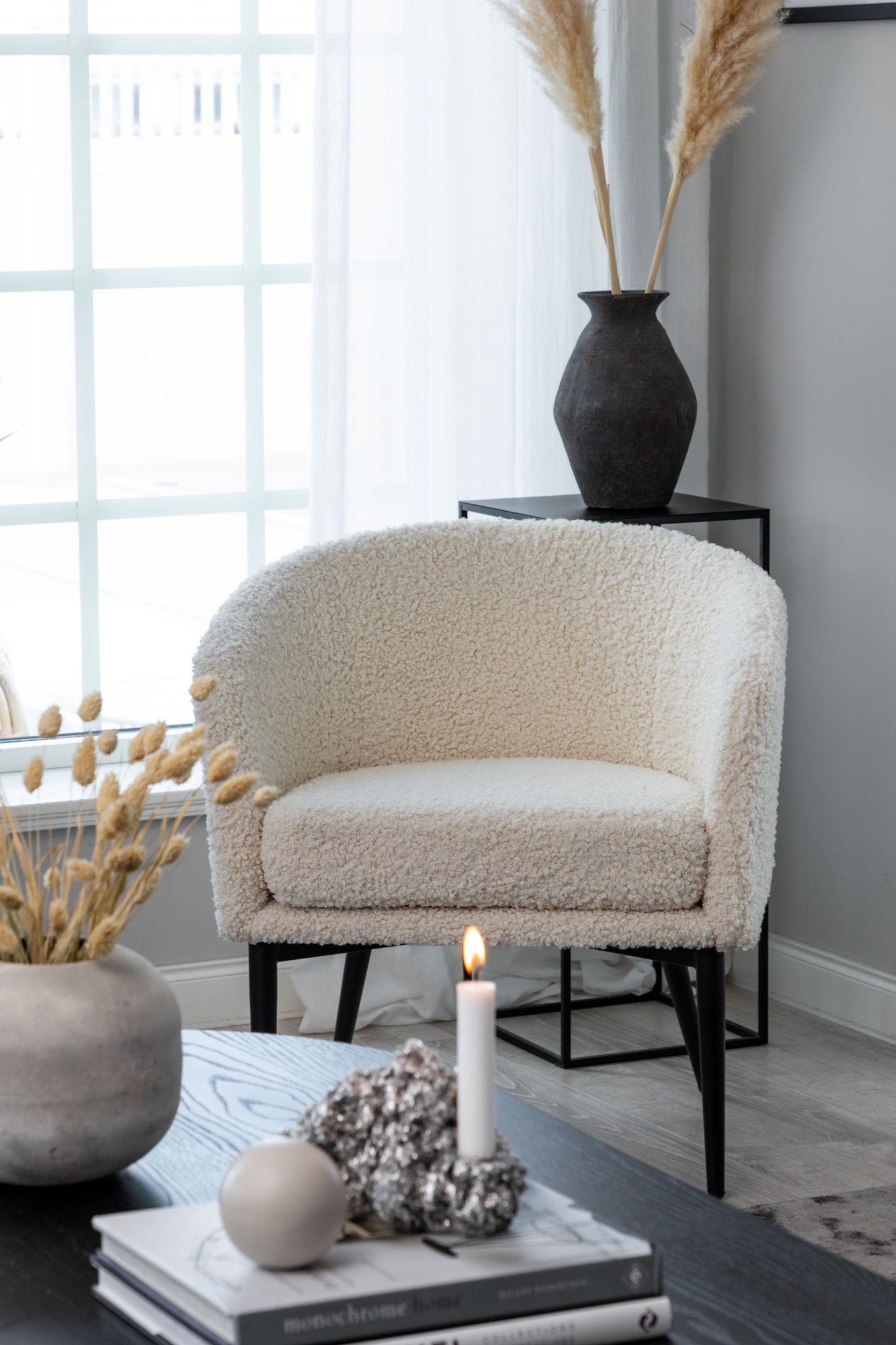 Venture Design | Fluffy Lounge Chair - Vita/svarta ben