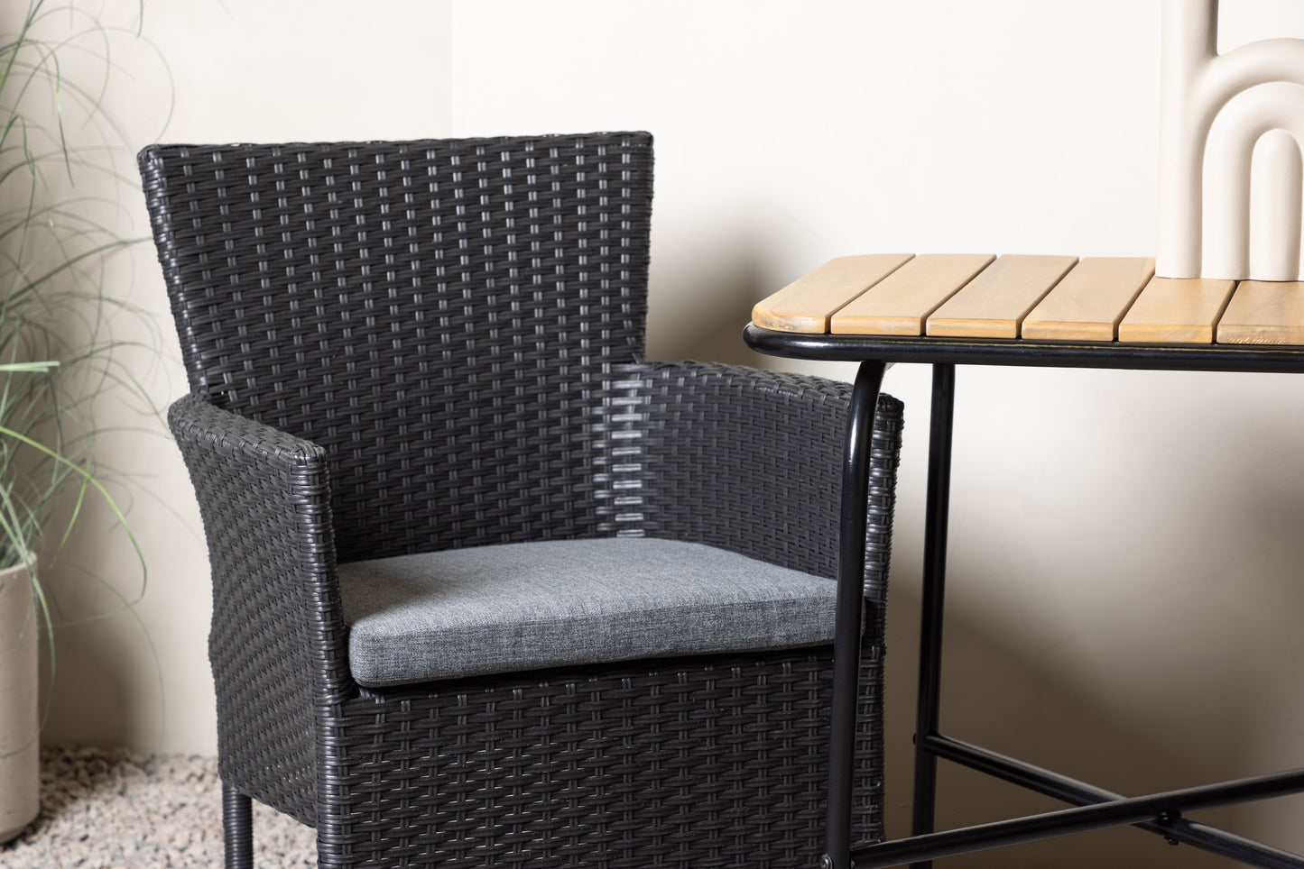 Holmbeck - Cafébord, Stål - Sort / Rektangulær 55*70*74 + Malia stol Aluminium - Sort / flet