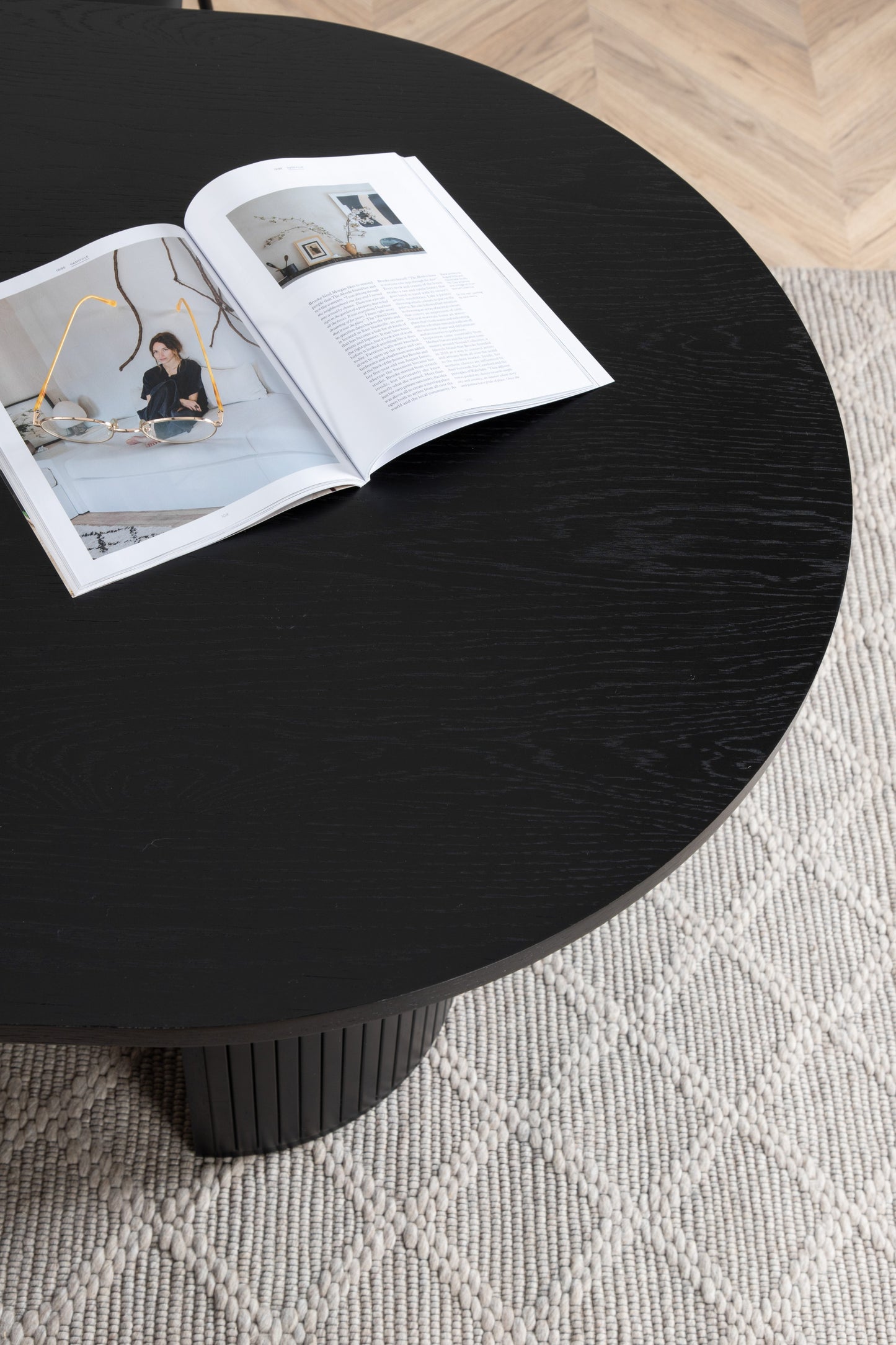 Venture Design | Bianca Ovalt matbord - Svart / Svart faner
